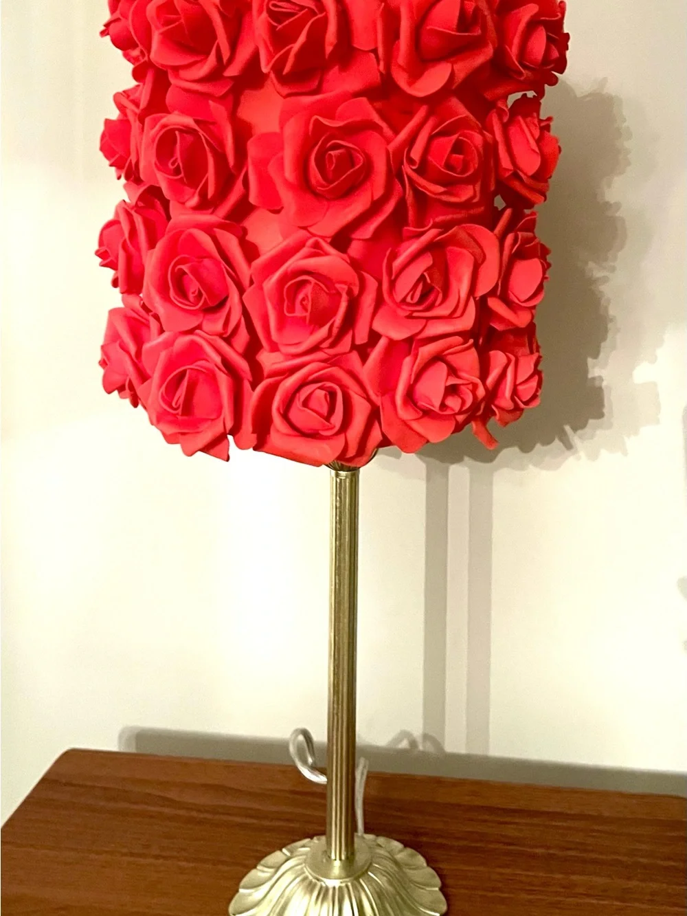 NEW Coral Roses In Bloom Flower Table Lamp Gold Base Romantic Home decor 21
